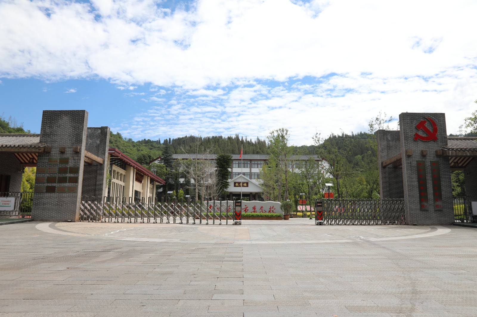 凉山彝海结盟分院大门.jpg